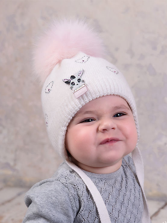 Шапка детская с меховым помпоном Mialt Буся, белая фото 1 &mdash; MamaEmma.ru